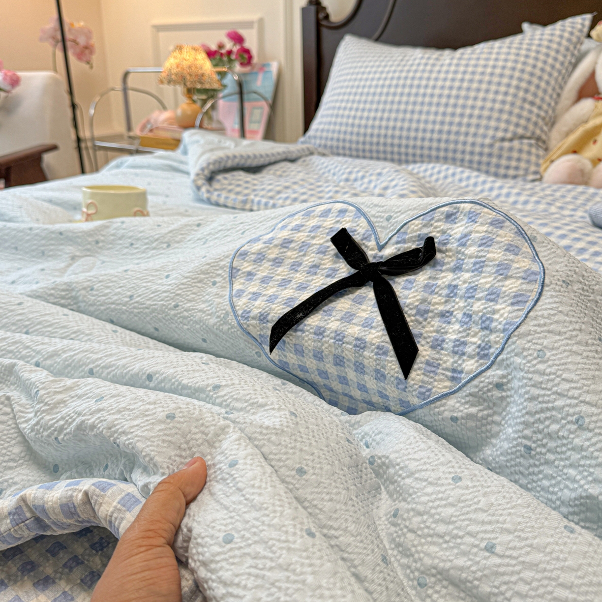 91家纺网 家纺一手货源 找家纺 子钦家纺 2026新款春夏新款提花泡芙棉贴布绣手包边单夏被夏被四件套-丘比特的爱恋 丘比特的爱恋-海盐蓝+蓝格