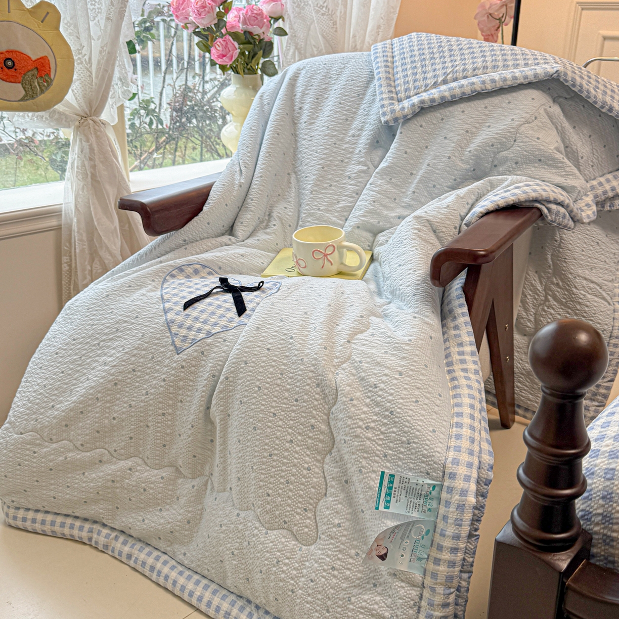 91家纺网 家纺一手货源 找家纺 子钦家纺 2026新款春夏新款提花泡芙棉贴布绣手包边单夏被夏被四件套-丘比特的爱恋 丘比特的爱恋-海盐蓝+蓝格