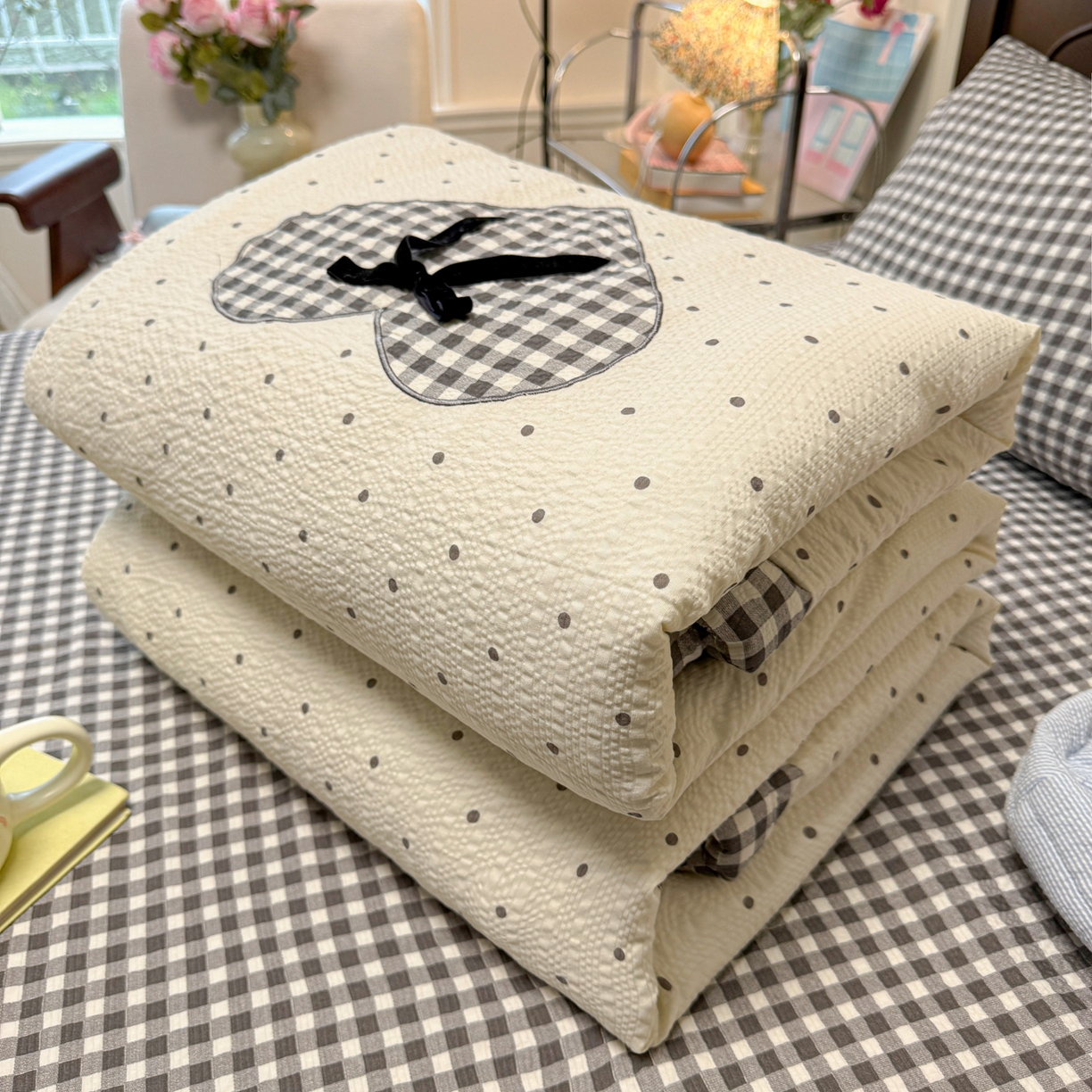 91家纺网 家纺一手货源 找家纺 子钦家纺 2026新款春夏新款提花泡芙棉贴布绣手包边单夏被夏被四件套-丘比特的爱恋 丘比特的爱恋-奶黑波点+黑小格