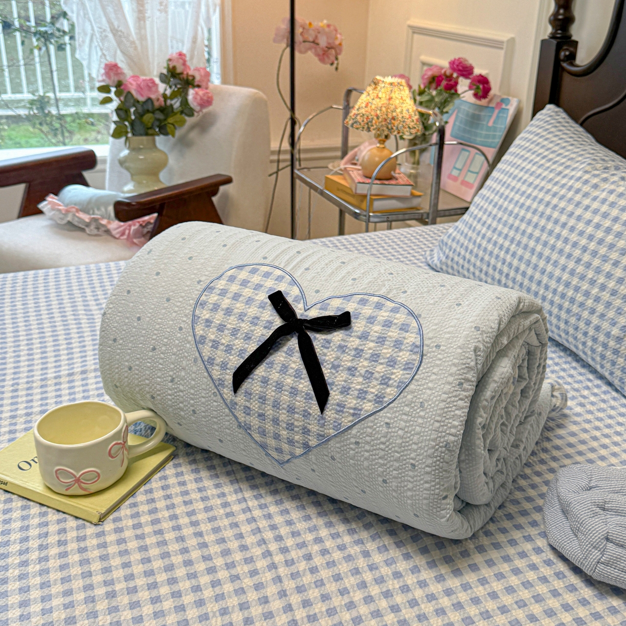 91家纺网 家纺一手货源 找家纺 子钦家纺 2026新款春夏新款提花泡芙棉贴布绣手包边单夏被夏被四件套-丘比特的爱恋 丘比特的爱恋-海盐蓝+蓝格