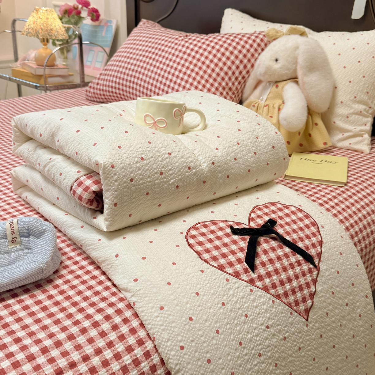 91家纺网 家纺一手货源 找家纺 子钦家纺 2026新款春夏新款提花泡芙棉贴布绣手包边单夏被夏被四件套-丘比特的爱恋 丘比特的爱恋-奶红波点+红格