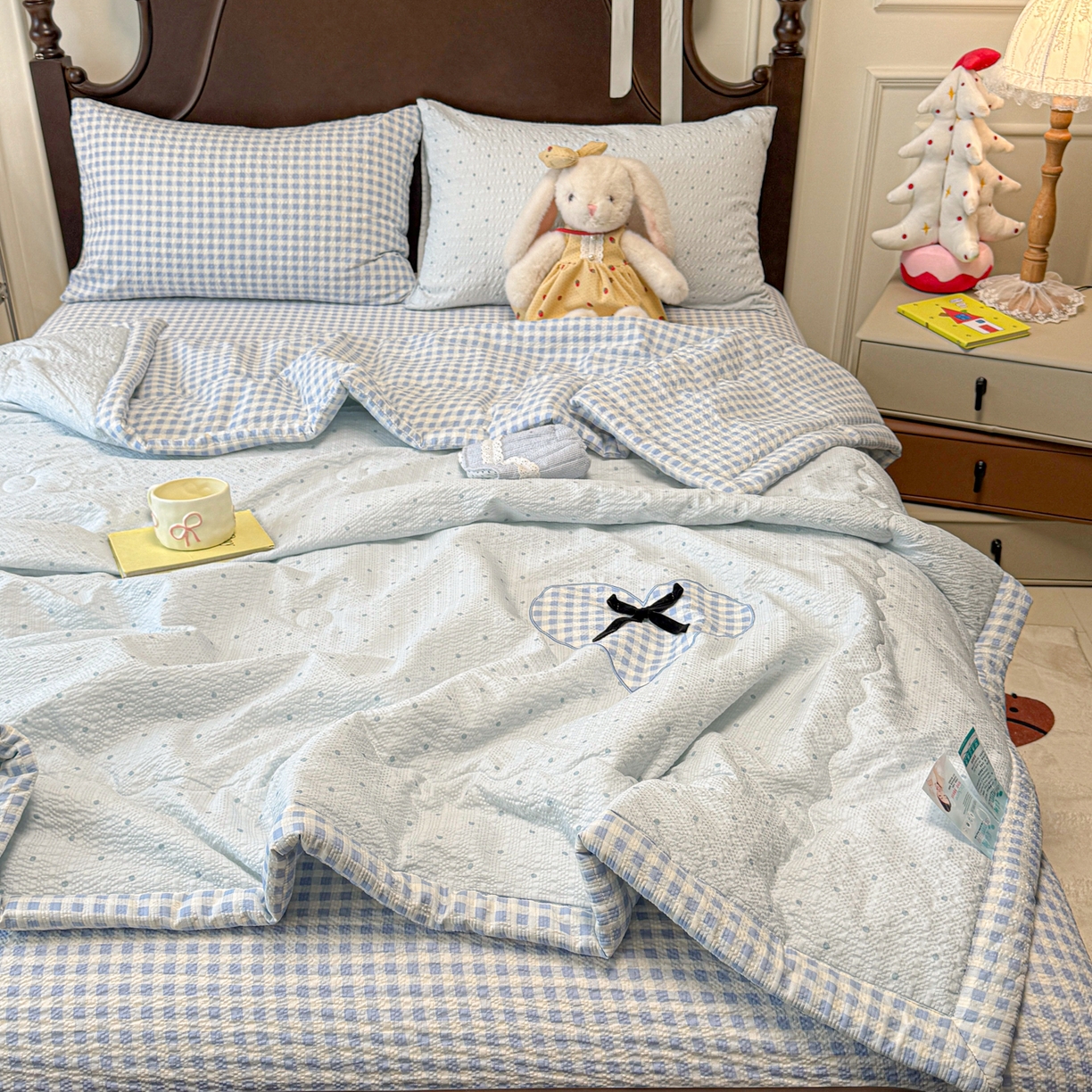 91家纺网 家纺一手货源 找家纺 子钦家纺 2026新款春夏新款提花泡芙棉贴布绣手包边单夏被夏被四件套-丘比特的爱恋 丘比特的爱恋-海盐蓝+蓝格