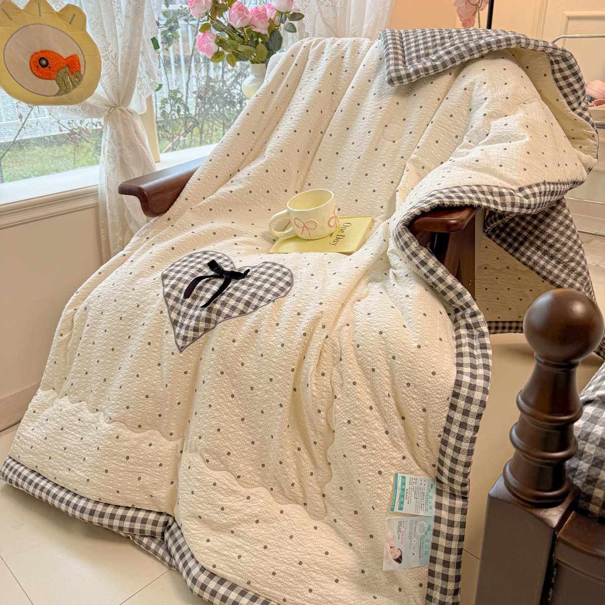 91家纺网 家纺一手货源 找家纺 子钦家纺 2026新款春夏新款提花泡芙棉贴布绣手包边单夏被夏被四件套-丘比特的爱恋 丘比特的爱恋-奶黑波点+黑小格