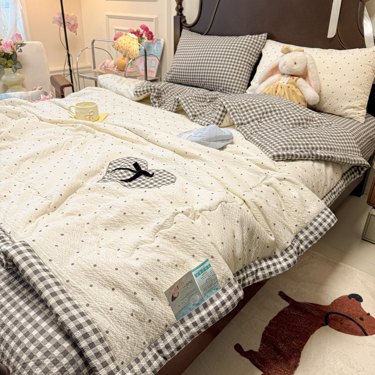 91家纺网 家纺一手货源 找家纺 子钦家纺 2026新款春夏新款提花泡芙棉贴布绣手包边单夏被夏被四件套-丘比特的爱恋 丘比特的爱恋-奶黑波点+黑小格