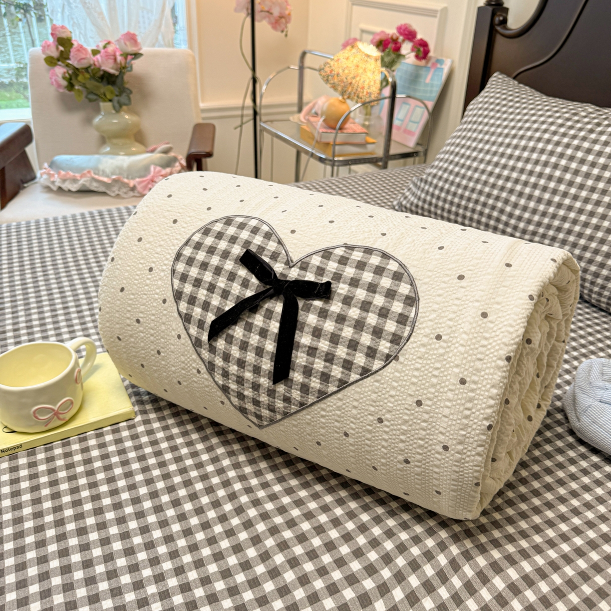 91家纺网 家纺一手货源 找家纺 子钦家纺 2026新款春夏新款提花泡芙棉贴布绣手包边单夏被夏被四件套-丘比特的爱恋 丘比特的爱恋-奶黑波点+黑小格