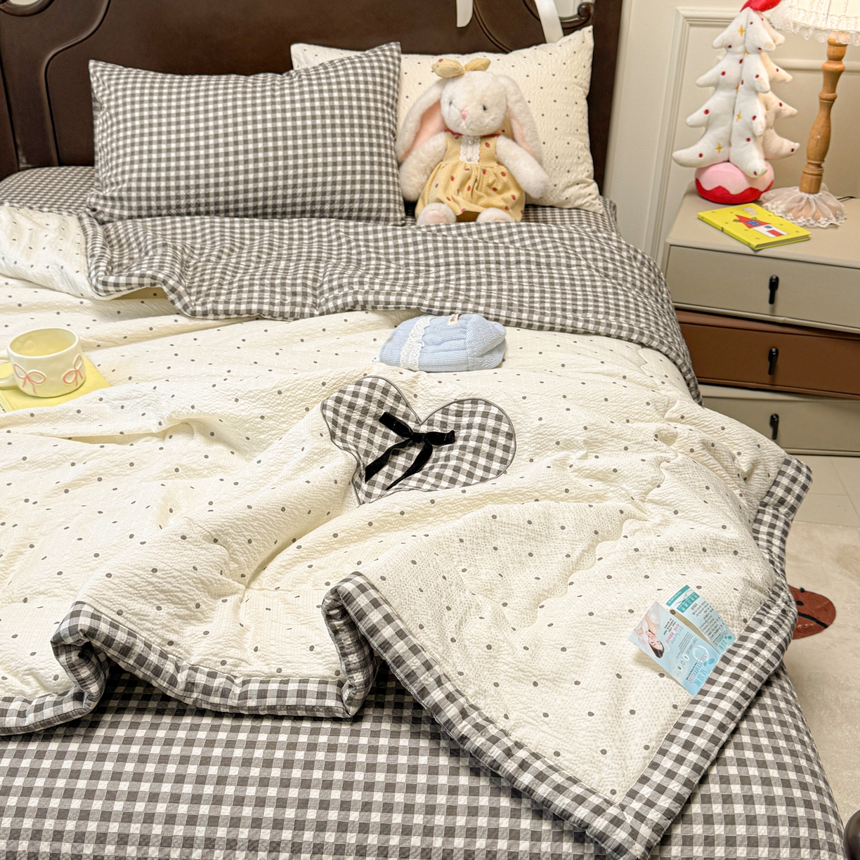 91家纺网 家纺一手货源 找家纺 子钦家纺 2026新款春夏新款提花泡芙棉贴布绣手包边单夏被夏被四件套-丘比特的爱恋 丘比特的爱恋-奶黑波点+黑小格