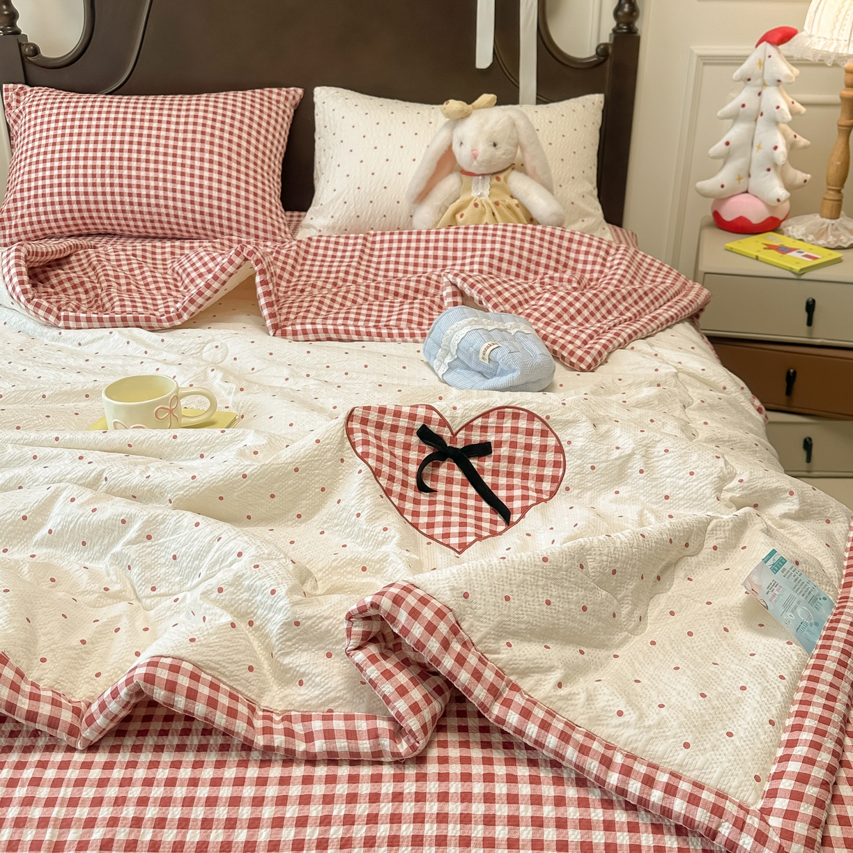 91家纺网 家纺一手货源 找家纺 子钦家纺 2026新款春夏新款提花泡芙棉贴布绣手包边单夏被夏被四件套-丘比特的爱恋 丘比特的爱恋-奶红波点+红格