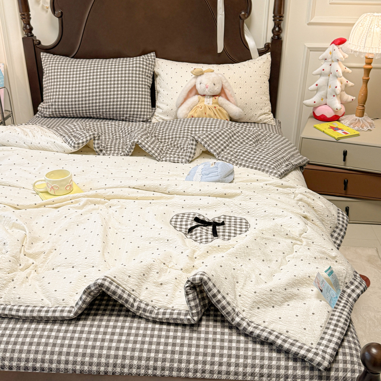 91家纺网 家纺一手货源 找家纺 子钦家纺 2026新款春夏新款提花泡芙棉贴布绣手包边单夏被夏被四件套-丘比特的爱恋 丘比特的爱恋-奶黑波点+黑小格