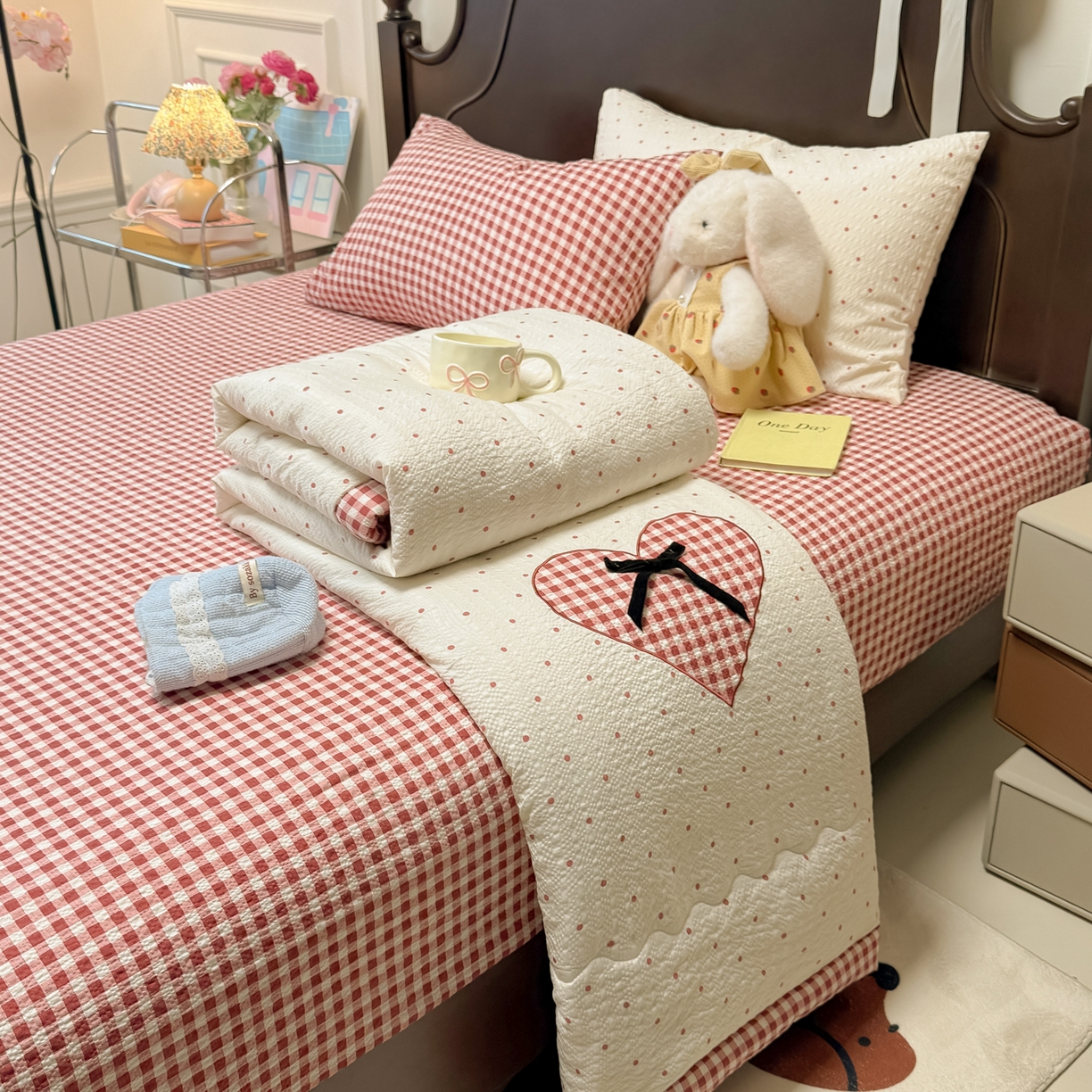 91家纺网 家纺一手货源 找家纺 子钦家纺 2026新款春夏新款提花泡芙棉贴布绣手包边单夏被夏被四件套-丘比特的爱恋 丘比特的爱恋-奶红波点+红格