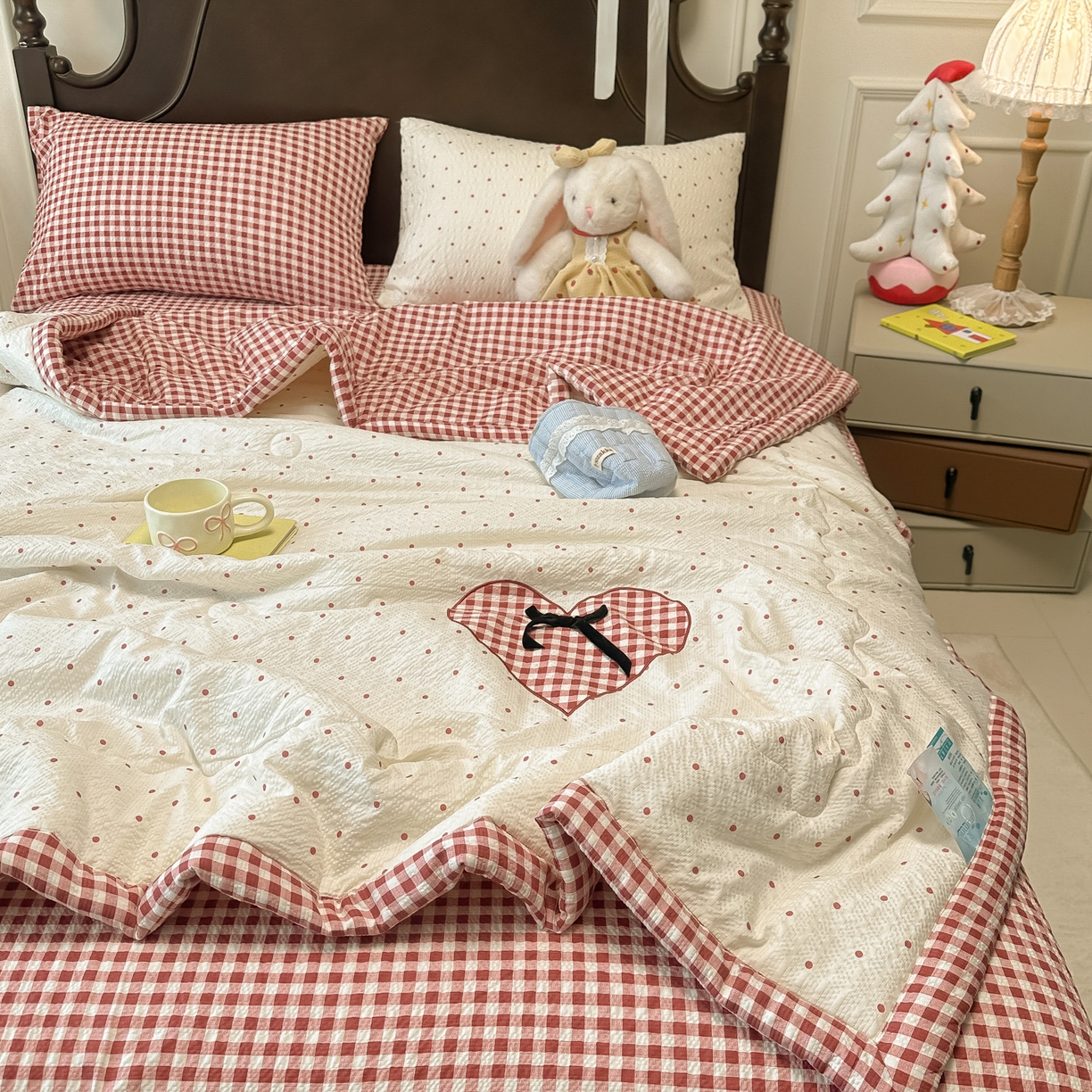 91家纺网 家纺一手货源 找家纺 子钦家纺 2026新款春夏新款提花泡芙棉贴布绣手包边单夏被夏被四件套-丘比特的爱恋 丘比特的爱恋-奶红波点+红格