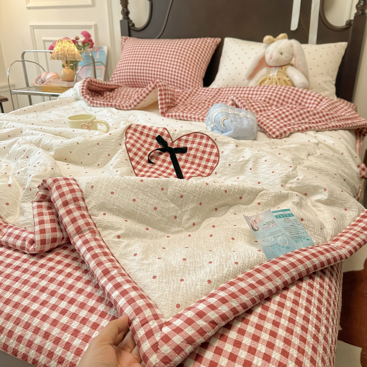 91家纺网 家纺一手货源 找家纺 子钦家纺 2026新款春夏新款提花泡芙棉贴布绣手包边单夏被夏被四件套-丘比特的爱恋 丘比特的爱恋-奶红波点+红格