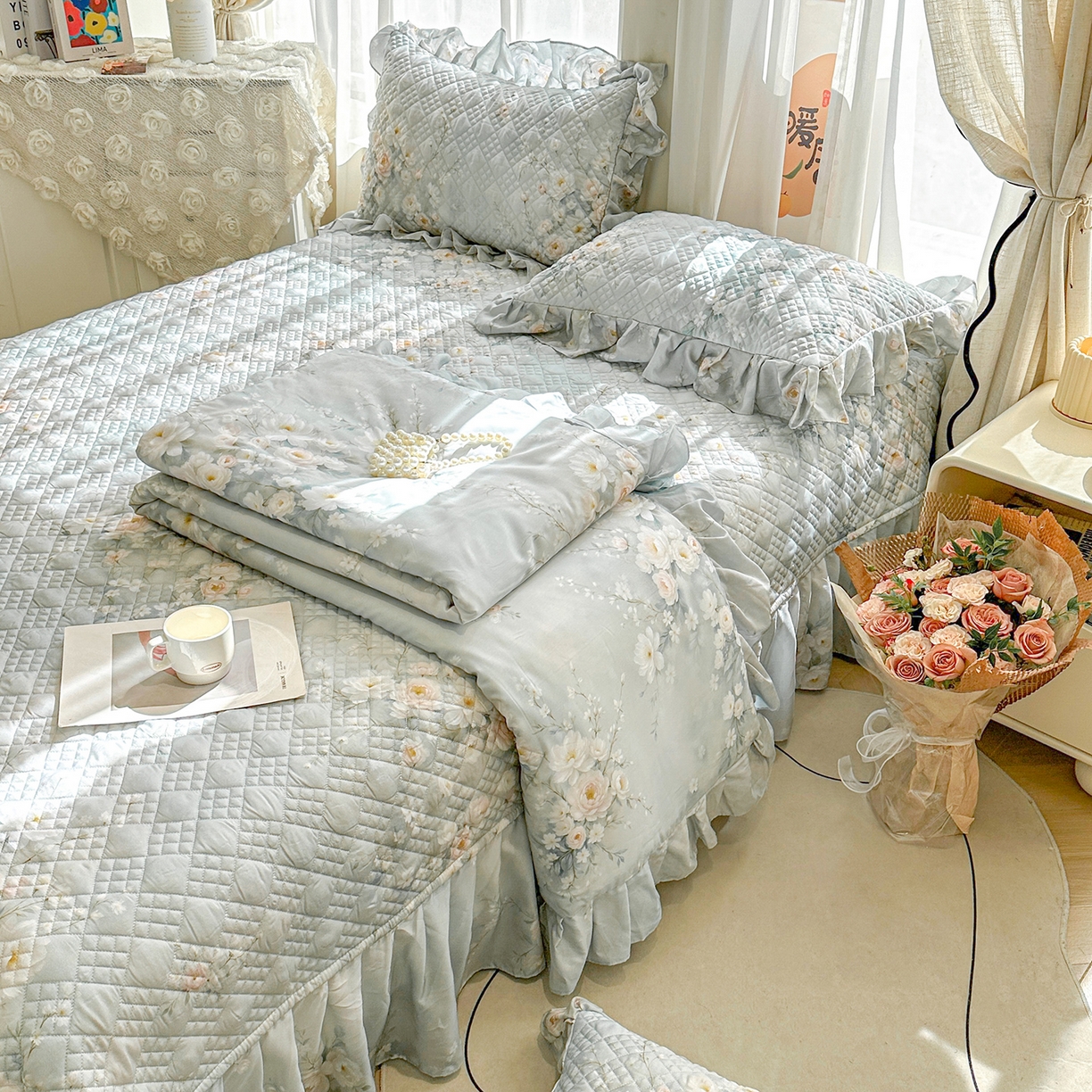 91家纺网 家纺一手货源 找家纺 宜凡 2026新款莱赛尔数码印花夹棉床盖夏被四件套 蓝铃风语