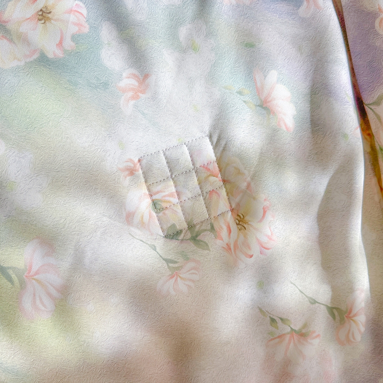 91家纺网 家纺一手货源 找家纺 宜凡 2026新款莱赛尔数码印花夹棉床盖夏被四件套 鸢尾幽梦