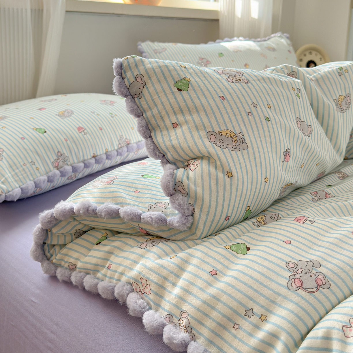 91家纺网 家纺一手货源 找家纺 丽涵家纺 2026新款全棉双层纱全棉纯棉大雁纹毛球花边四件套 音乐小象-紫