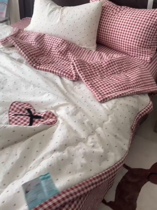 91家纺网 家纺一手货源 找家纺 子钦家纺 2026新款春夏新款提花泡芙棉贴布绣手包边单夏被夏被四件套-丘比特的爱恋 丘比特的爱恋-奶红波点+红格