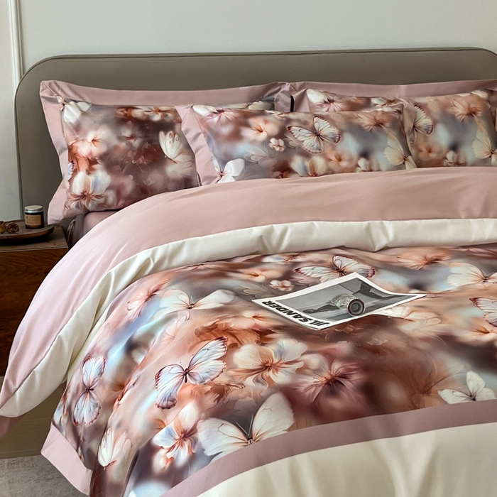 91家纺网 家纺一手货源 找家纺 （总）金牛座家纺 2026新款高克重细斜纹丝柔质感亲肤数码印花宽边四件套-庄生晓梦