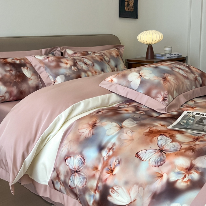 91家纺网 家纺一手货源 找家纺 （总）金牛座家纺 2026新款高克重细斜纹丝柔质感亲肤数码印花宽边四件套-庄生晓梦