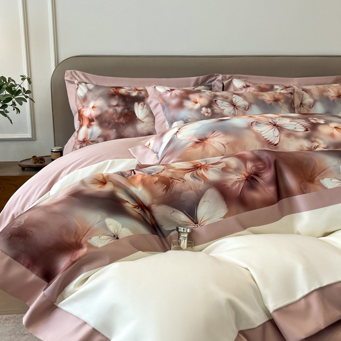 91家纺网 家纺一手货源 找家纺 （总）金牛座家纺 2026新款高克重细斜纹丝柔质感亲肤数码印花宽边四件套-庄生晓梦