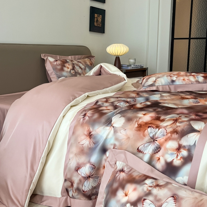 91家纺网 家纺一手货源 找家纺 金牛座家纺 2026新款高克重细斜纹丝柔质感亲肤数码印花宽边四件套-庄生晓梦 庄生晓梦-浅豆沙