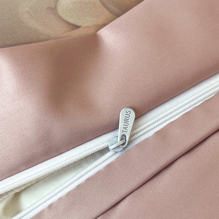 91家纺网 家纺一手货源 找家纺 金牛座家纺 2026新款高克重细斜纹丝柔质感亲肤数码印花宽边四件套-庄生晓梦 庄生晓梦-浅豆沙