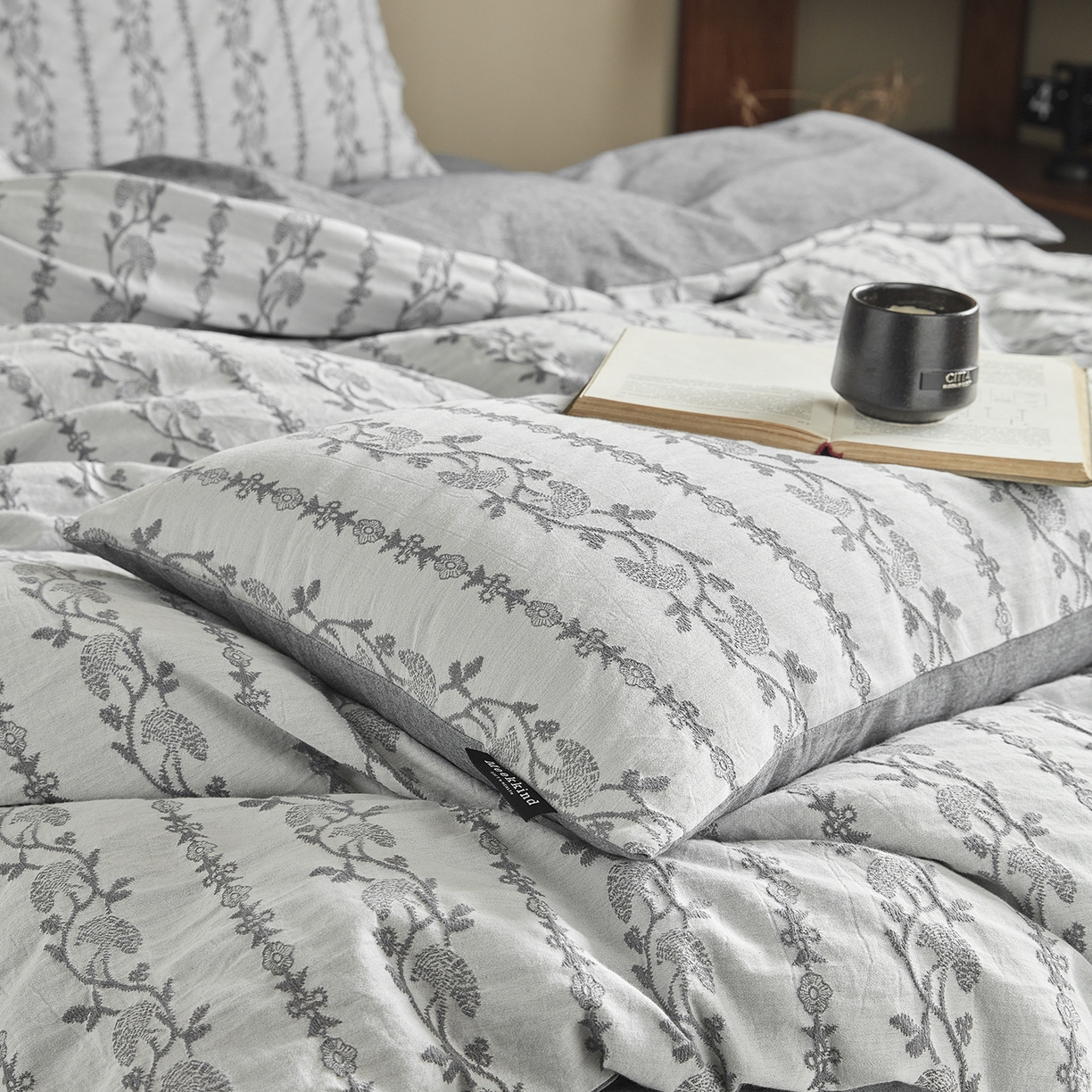 91家纺网 家纺一手货源 找家纺 风向标家纺 2026新款厚织提花麻感水洗全棉四件套-风格一 茉白-麻蓝