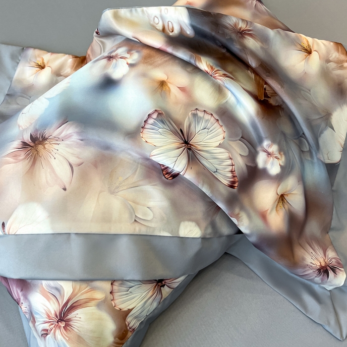 91家纺网 家纺一手货源 找家纺 金牛座家纺 2026新款高克重细斜纹丝柔质感亲肤数码印花宽边四件套-庄生晓梦 庄生晓梦-灰