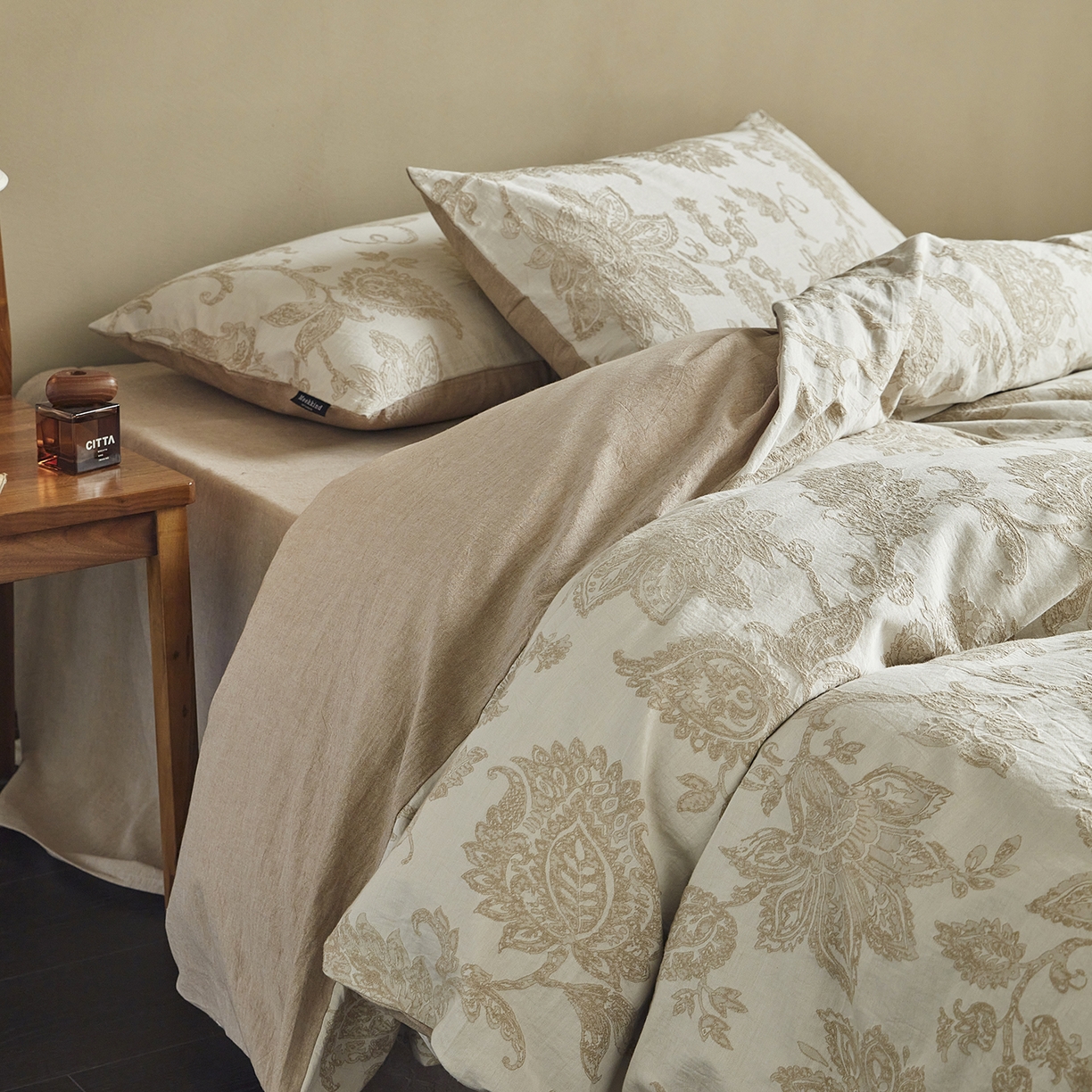 91家纺网 家纺一手货源 找家纺 风向标家纺 2026新款厚织提花麻感水洗全棉四件套-风格一 奈予-驼麻