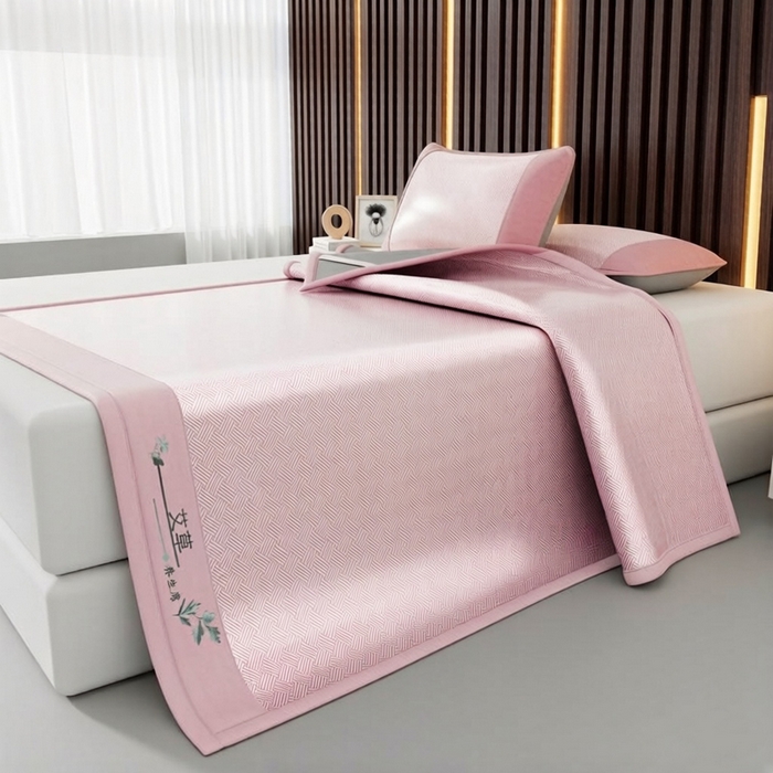 91家纺网 家纺一手货源 找家纺 好艺佳毛毯 2026新款艾草凉席冰丝席绣花高密碳光软席PE饼干花三件套学生宿舍可机洗水洗 艾草冰丝席-高级粉