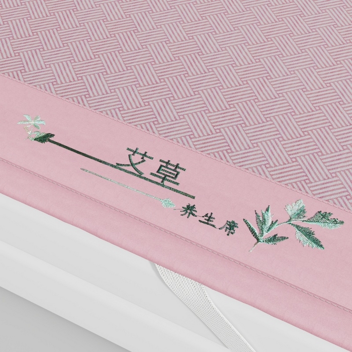 91家纺网 家纺一手货源 找家纺 好艺佳毛毯 2026新款艾草凉席冰丝席绣花高密碳光软席PE饼干花三件套学生宿舍可机洗水洗 艾草冰丝席-高级粉