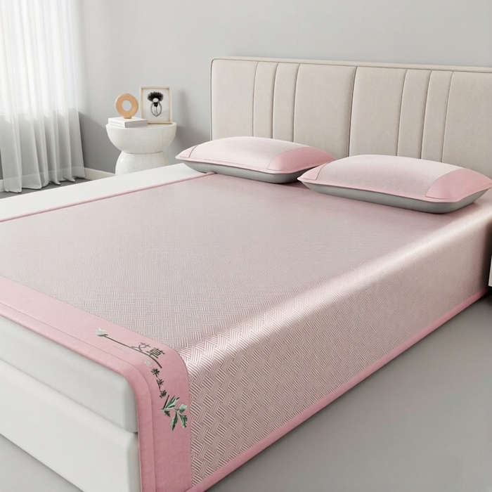 91家纺网 家纺一手货源 找家纺 好艺佳毛毯 2026新款艾草凉席冰丝席绣花高密碳光软席PE饼干花三件套学生宿舍可机洗水洗 艾草冰丝席-高级粉