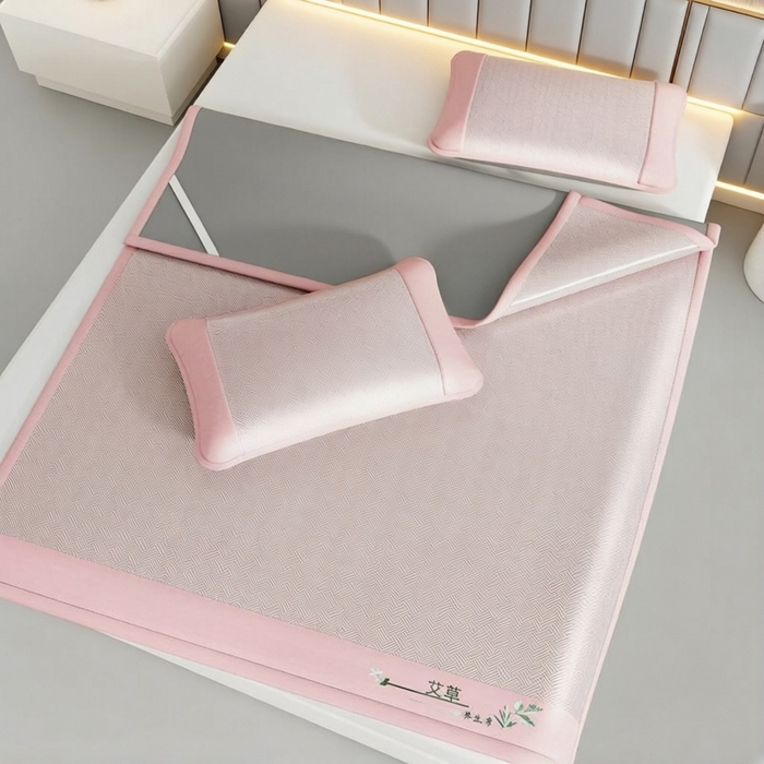 91家纺网 家纺一手货源 找家纺 好艺佳毛毯 2026新款艾草凉席冰丝席绣花高密碳光软席PE饼干花三件套学生宿舍可机洗水洗 艾草冰丝席-高级粉