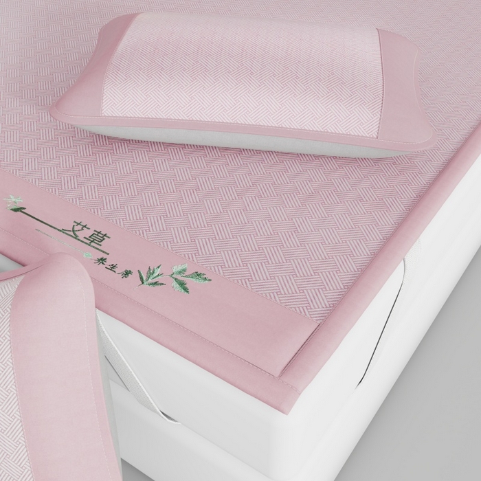 91家纺网 家纺一手货源 找家纺 好艺佳毛毯 2026新款艾草凉席冰丝席绣花高密碳光软席PE饼干花三件套学生宿舍可机洗水洗 艾草冰丝席-高级粉