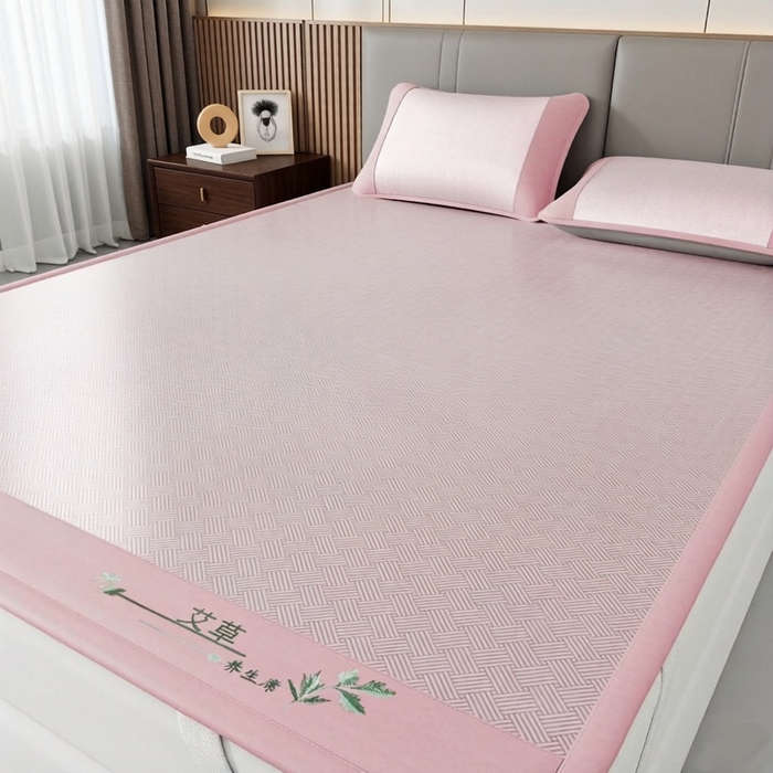 91家纺网 家纺一手货源 找家纺 好艺佳毛毯 2026新款艾草凉席冰丝席绣花高密碳光软席PE饼干花三件套学生宿舍可机洗水洗 艾草冰丝席-高级粉