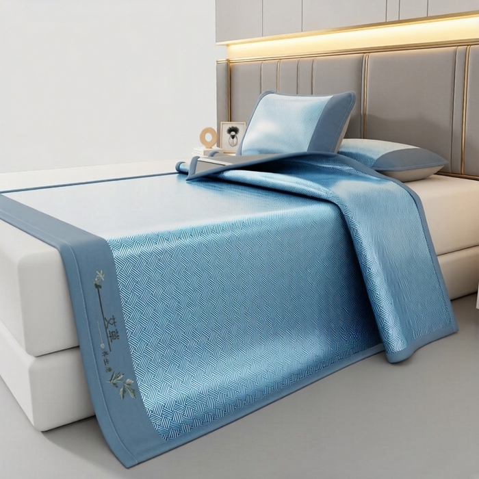 91家纺网 家纺一手货源 找家纺 好艺佳毛毯 2026新款艾草凉席冰丝席绣花高密碳光软席PE饼干花三件套学生宿舍可机洗水洗 艾草冰丝席-宾利蓝