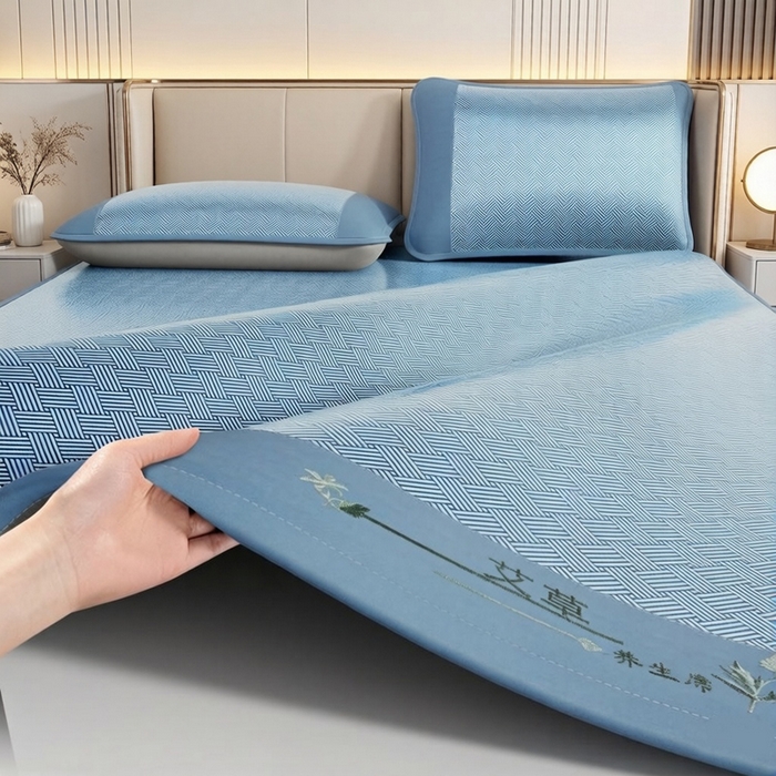 91家纺网 家纺一手货源 找家纺 好艺佳毛毯 2026新款艾草凉席冰丝席绣花高密碳光软席PE饼干花三件套学生宿舍可机洗水洗 艾草冰丝席-宾利蓝