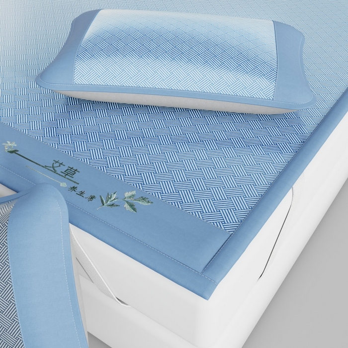 91家纺网 家纺一手货源 找家纺 好艺佳毛毯 2026新款艾草凉席冰丝席绣花高密碳光软席PE饼干花三件套学生宿舍可机洗水洗 艾草冰丝席-宾利蓝