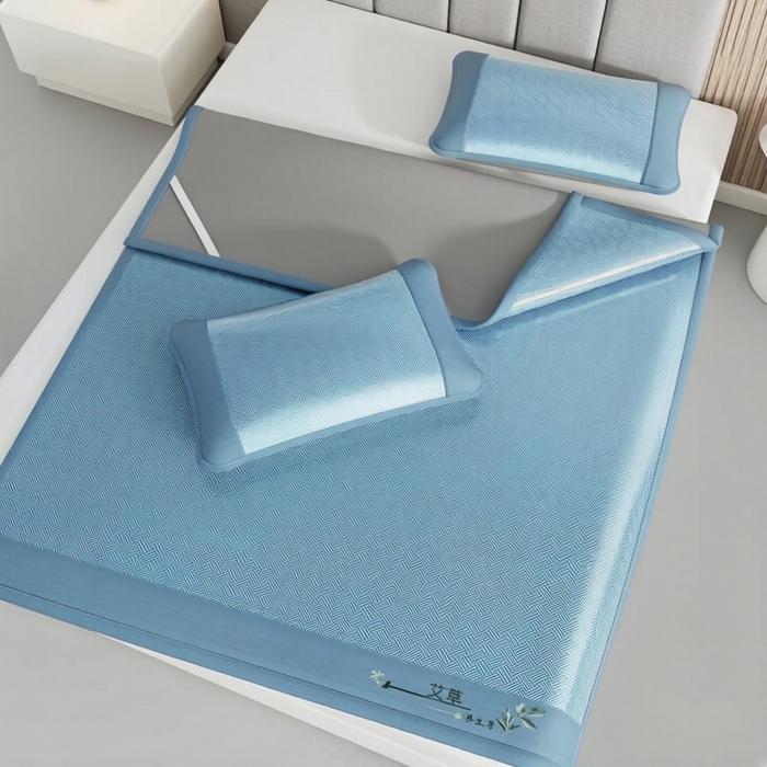 91家纺网 家纺一手货源 找家纺 好艺佳毛毯 2026新款艾草凉席冰丝席绣花高密碳光软席PE饼干花三件套学生宿舍可机洗水洗 艾草冰丝席-宾利蓝