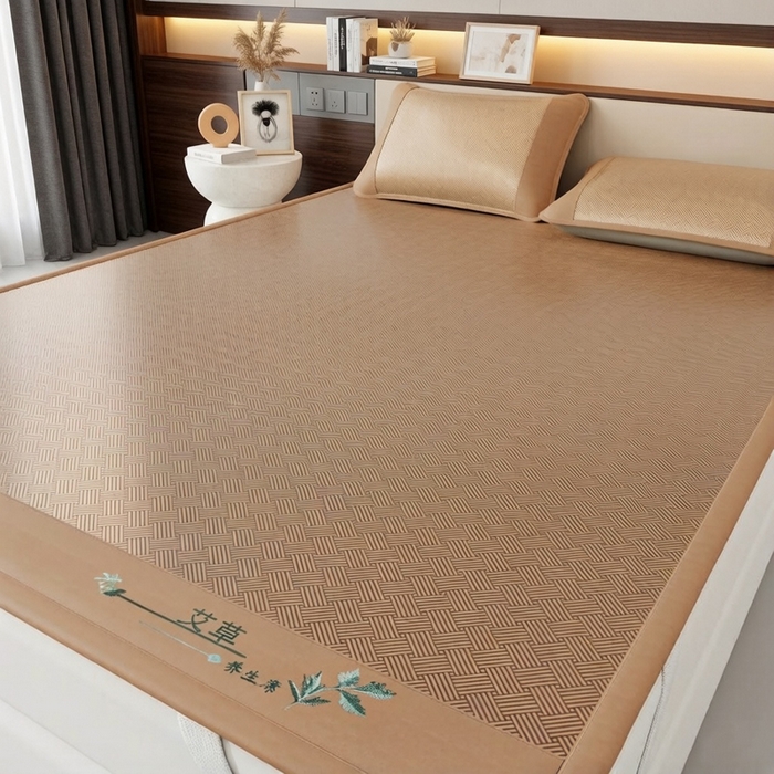 91家纺网 家纺一手货源 找家纺 好艺佳毛毯 2026新款艾草凉席冰丝席绣花高密碳光软席PE饼干花三件套学生宿舍可机洗水洗 艾草冰丝席-摩尼咖