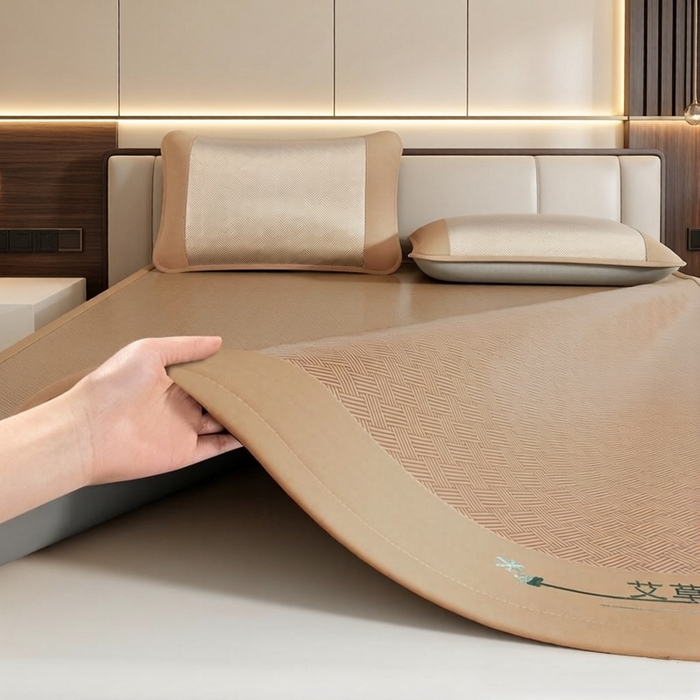 91家纺网 家纺一手货源 找家纺 好艺佳毛毯 2026新款艾草凉席冰丝席绣花高密碳光软席PE饼干花三件套学生宿舍可机洗水洗 艾草冰丝席-摩尼咖