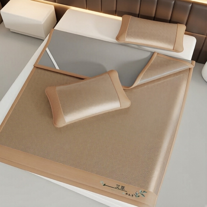 91家纺网 家纺一手货源 找家纺 好艺佳毛毯 2026新款艾草凉席冰丝席绣花高密碳光软席PE饼干花三件套学生宿舍可机洗水洗 艾草冰丝席-摩尼咖