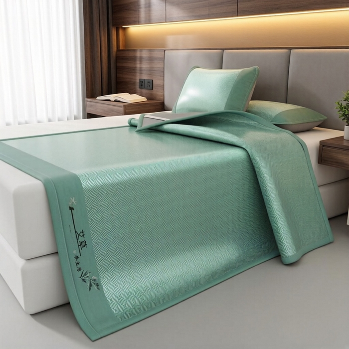 91家纺网 家纺一手货源 找家纺 好艺佳毛毯 2026新款艾草凉席冰丝席绣花高密碳光软席PE饼干花三件套学生宿舍可机洗水洗 艾草冰丝席-薄荷绿