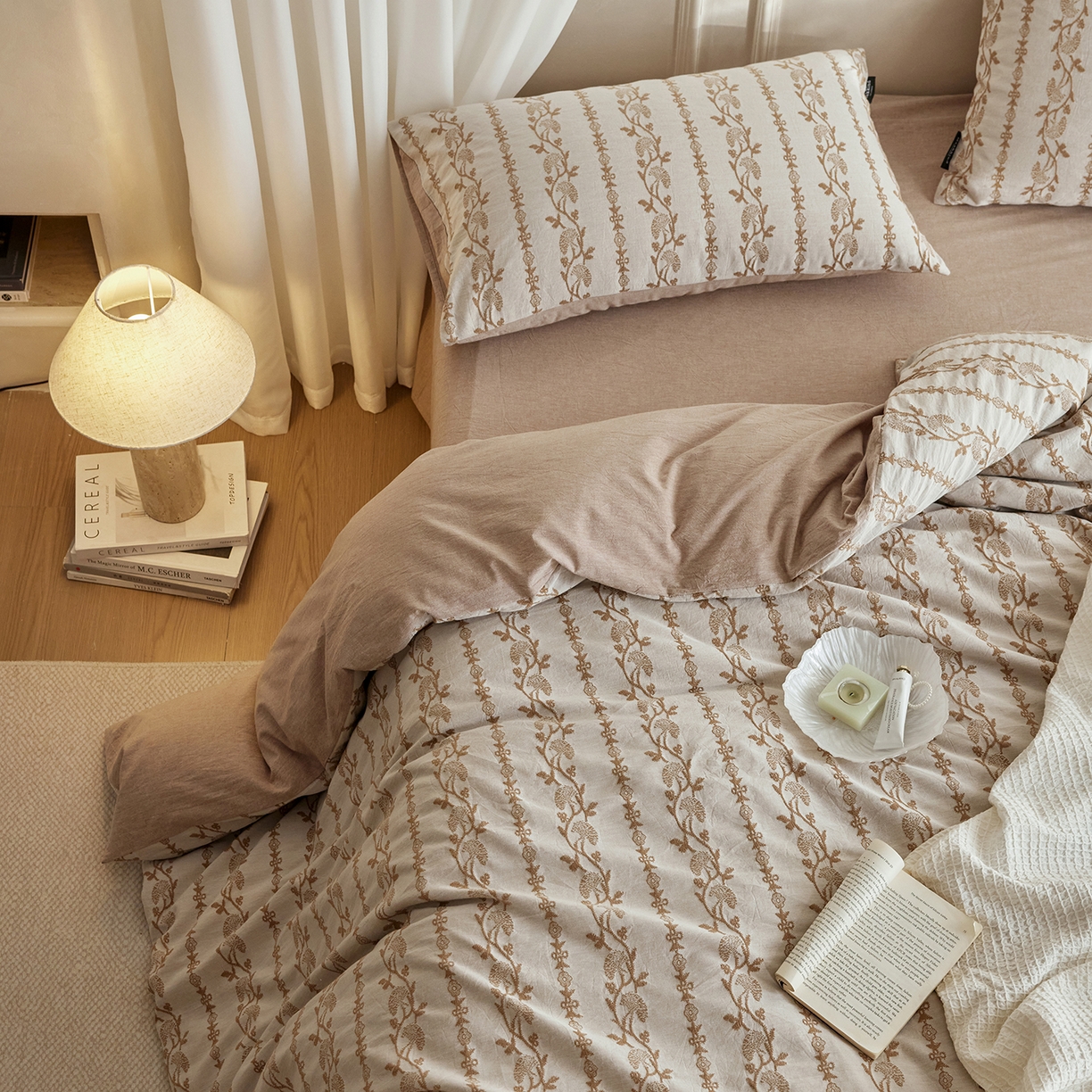 91家纺网 家纺一手货源 找家纺 风向标家纺 2026新款厚织提花麻感水洗全棉四件套-风格二 茉白-麻咖