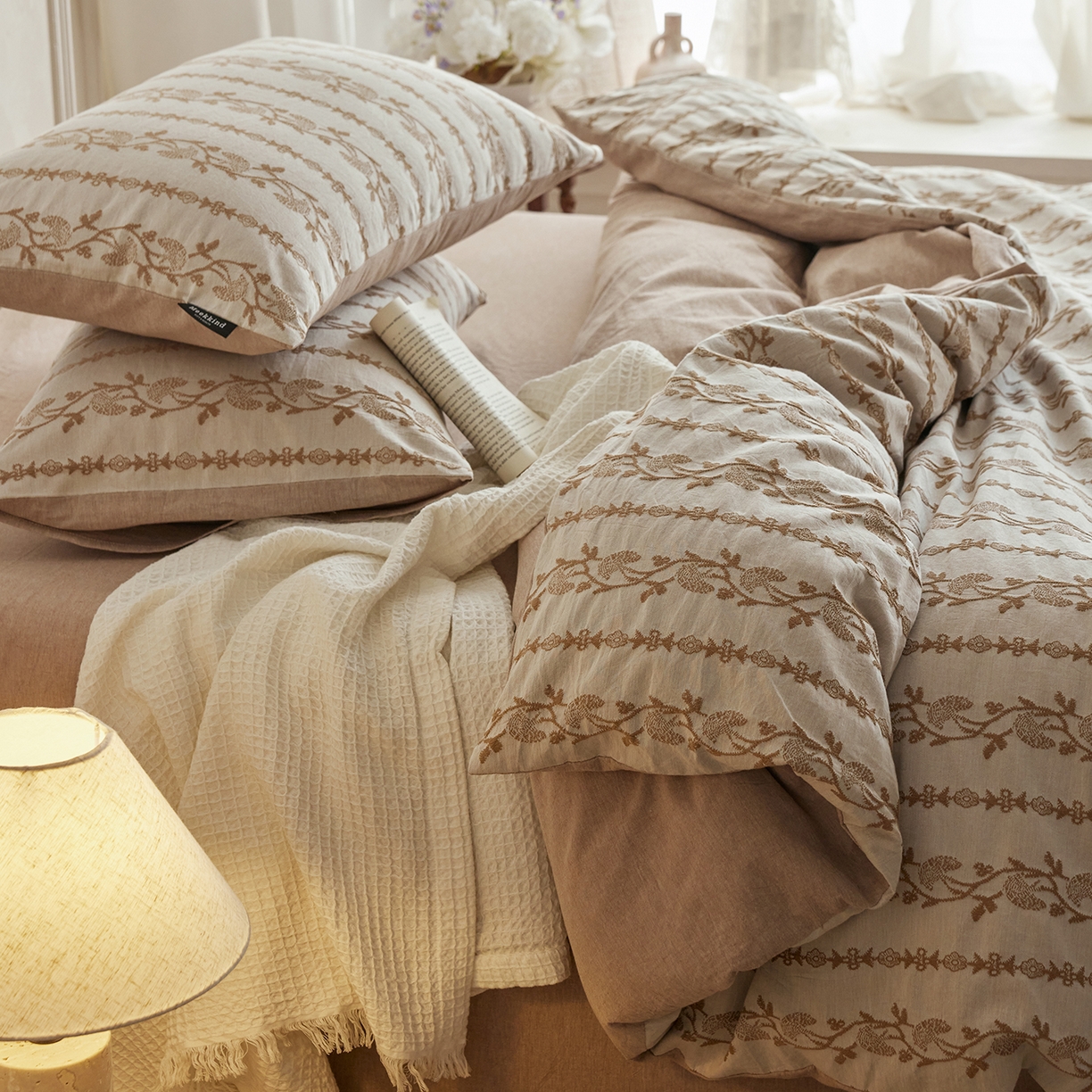 91家纺网 家纺一手货源 找家纺 风向标家纺 2026新款厚织提花麻感水洗全棉四件套-风格二 茉白-麻咖