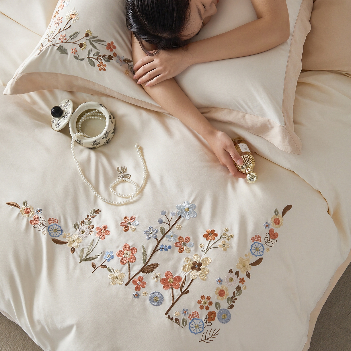 91家纺网 家纺一手货源 找家纺 遇见家居生活馆 2026新款罗云棉刺绣四件套-春日茶会 乳白+麦芽糖