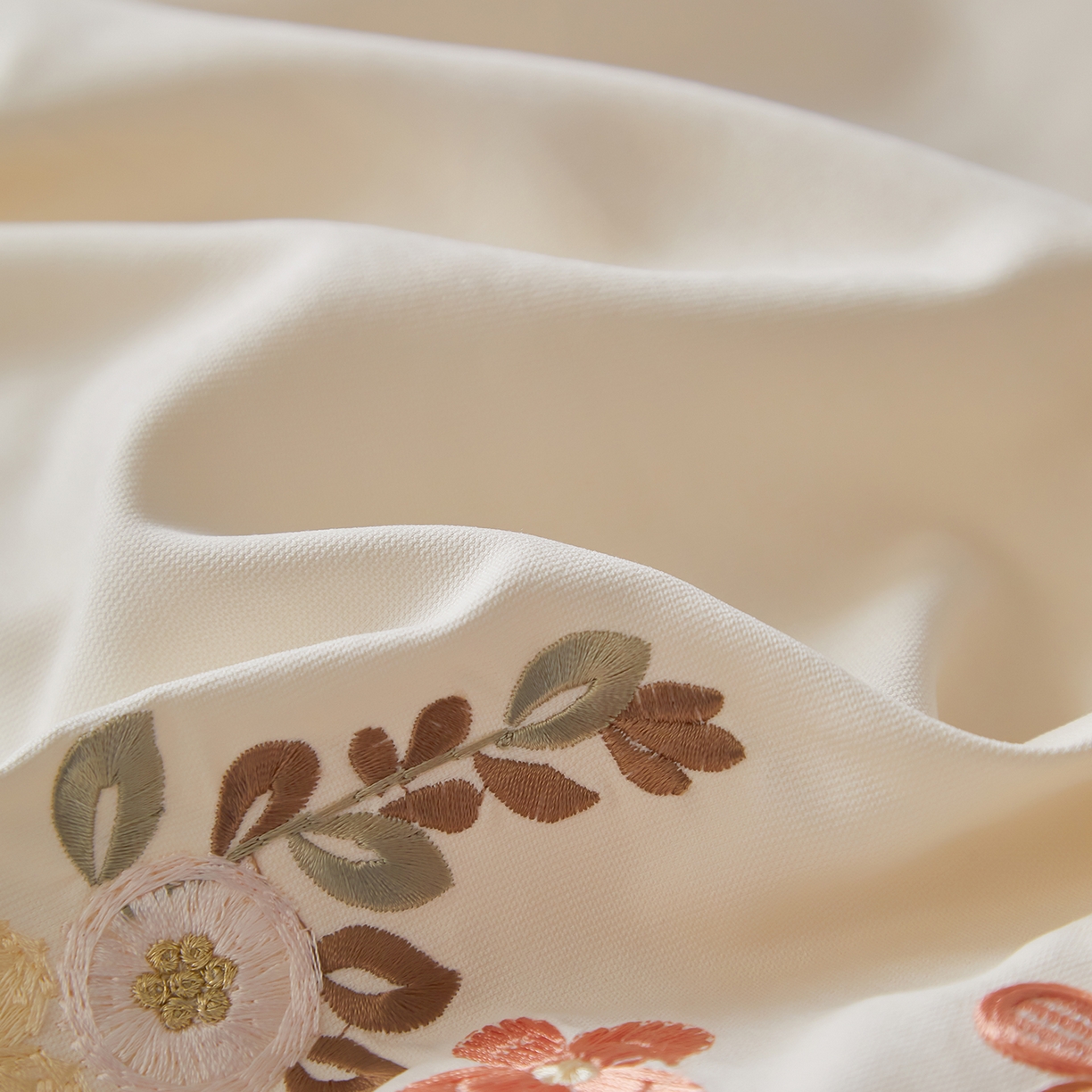 91家纺网 家纺一手货源 找家纺 遇见家居生活馆 2026新款罗云棉刺绣四件套-春日茶会 乳白+麦芽糖