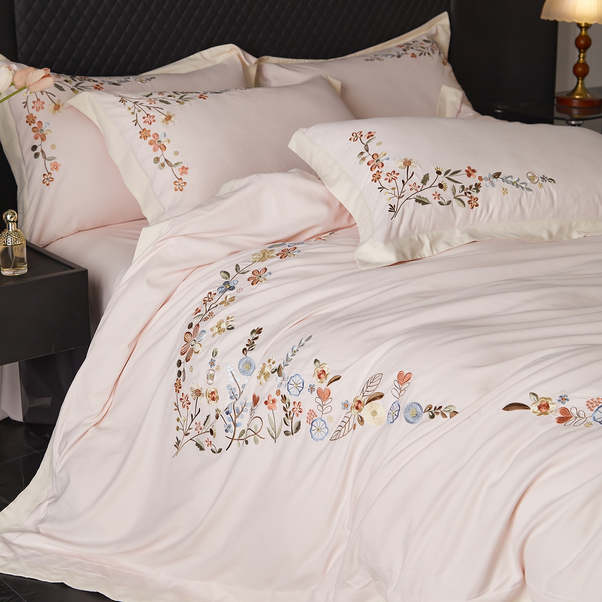 91家纺网 家纺一手货源 找家纺 遇见家居生活馆 2026新款罗云棉刺绣四件套-春日茶会 山茶粉