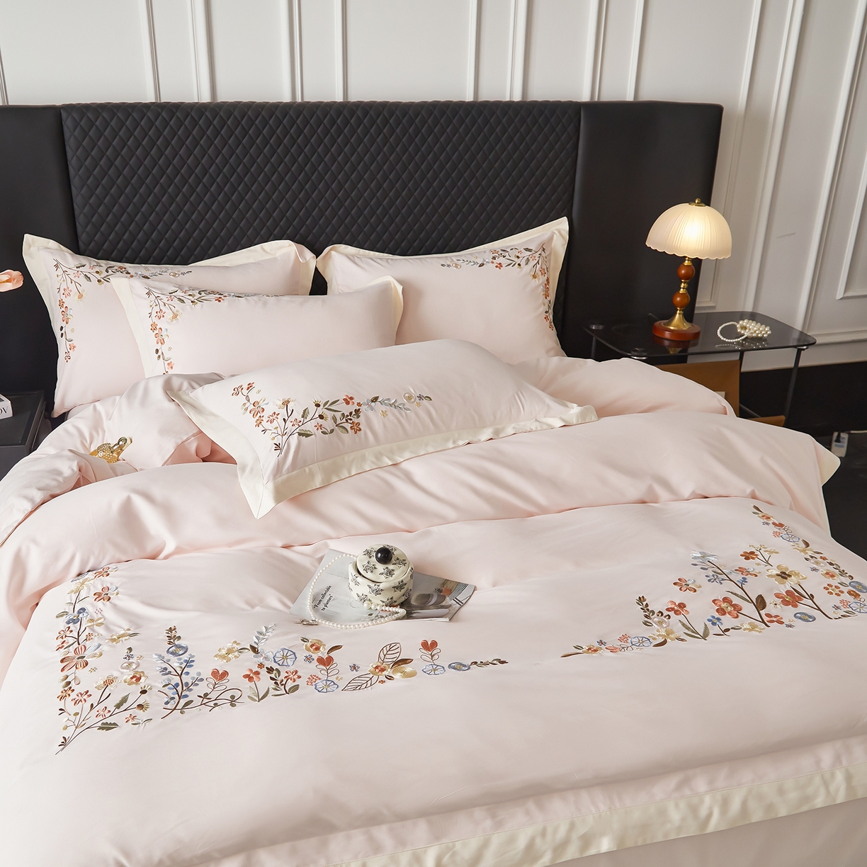 91家纺网 家纺一手货源 找家纺 遇见家居生活馆 2026新款罗云棉刺绣四件套-春日茶会 山茶粉