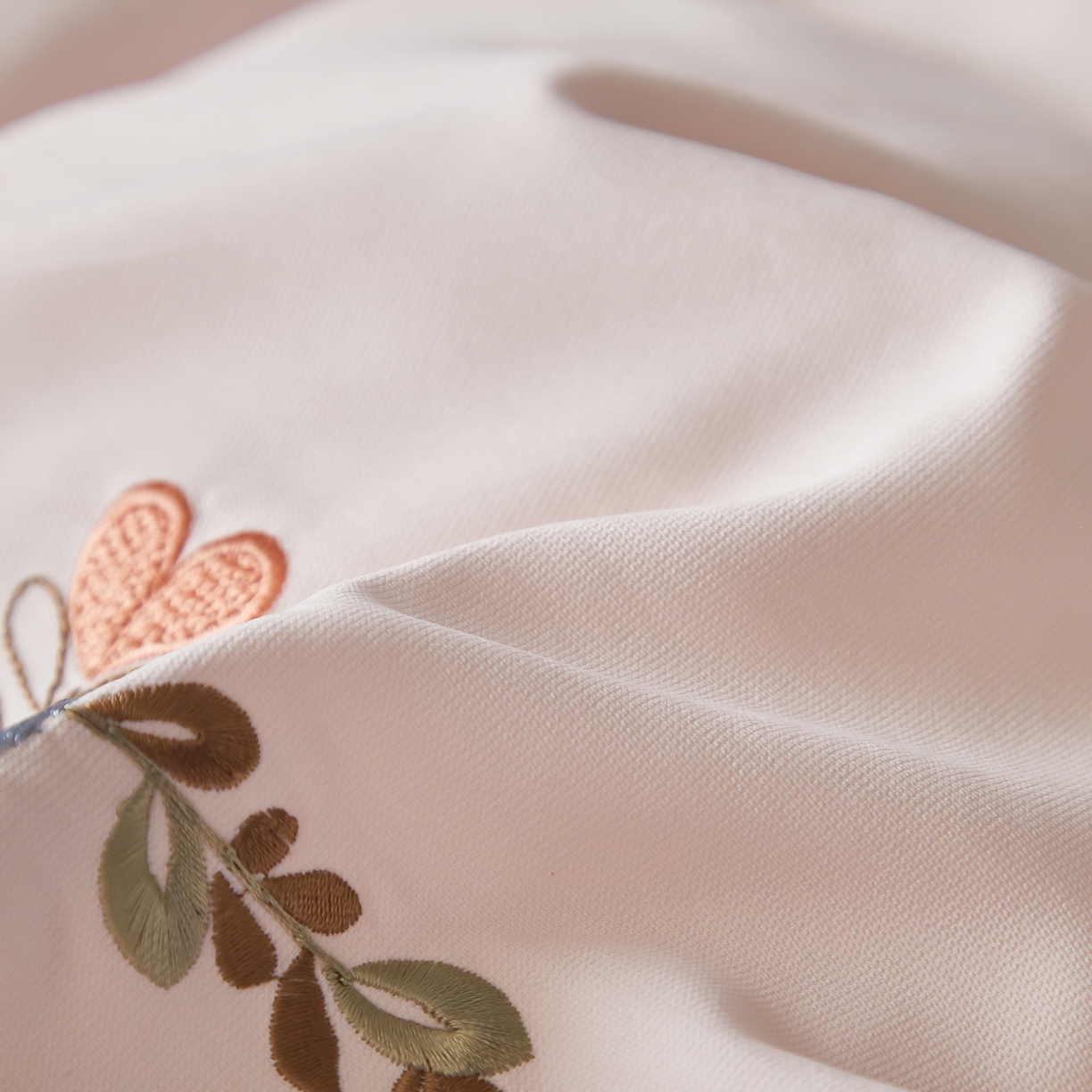 91家纺网 家纺一手货源 找家纺 遇见家居生活馆 2026新款罗云棉刺绣四件套-春日茶会 山茶粉