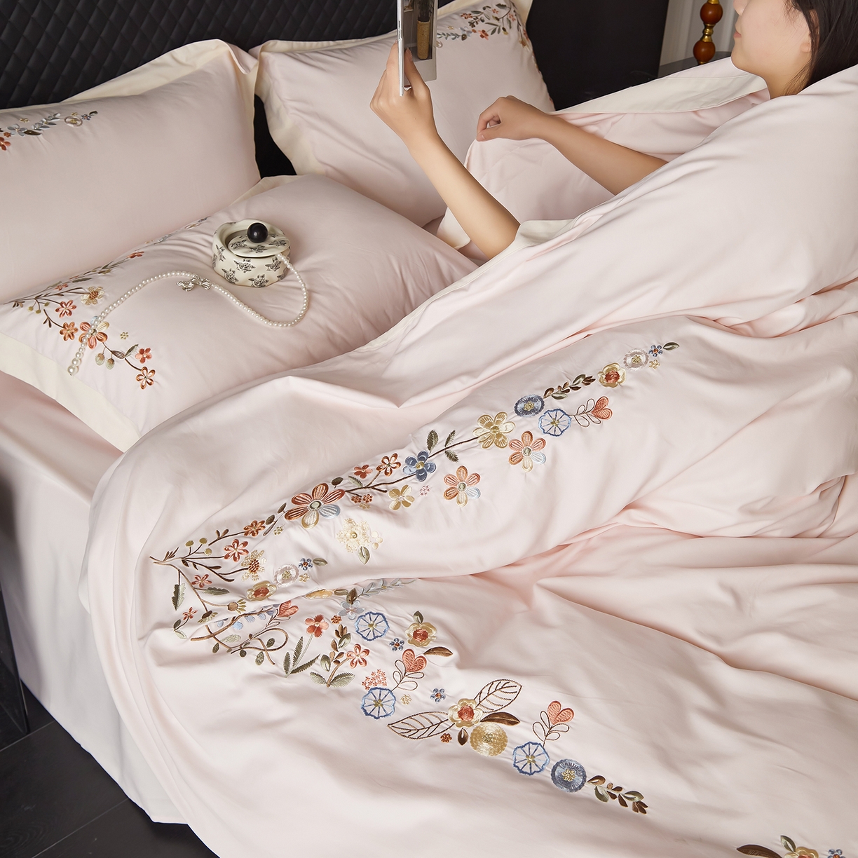 91家纺网 家纺一手货源 找家纺 遇见家居生活馆 2026新款罗云棉刺绣四件套-春日茶会 山茶粉