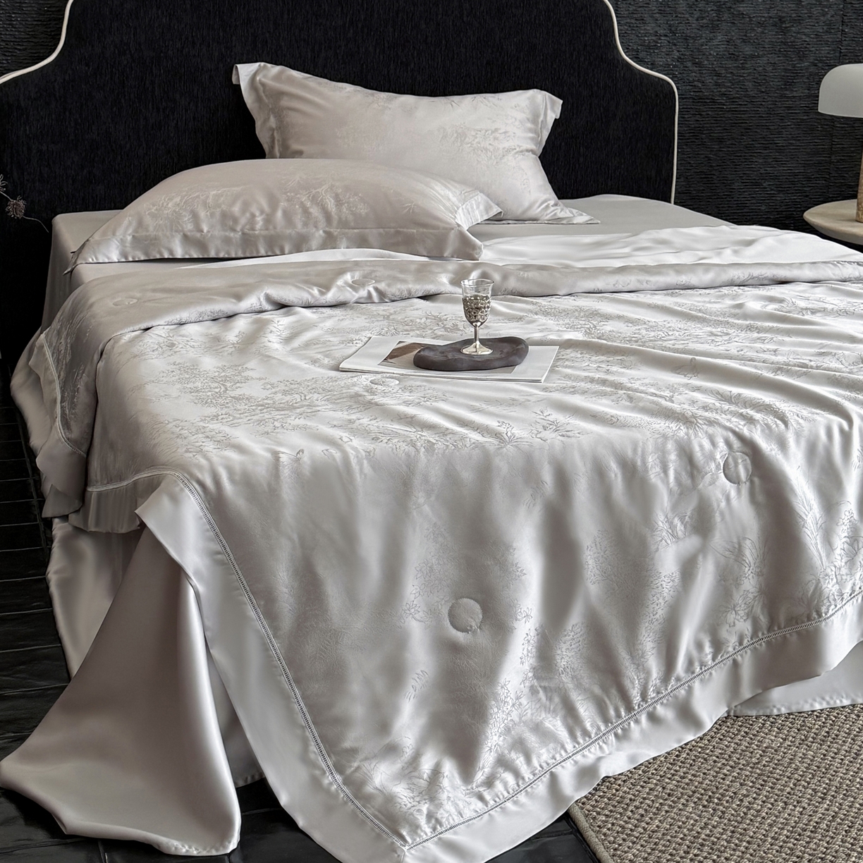 91家纺网 家纺一手货源 找家纺 （总）三味舒屋 2026新款秘境丝语系列60S兰精提花天丝夏被阿娜亚